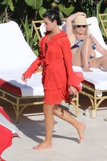 Dua Lipa feet photo thumbnail