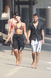 Dua Lipa feet photo thumbnail