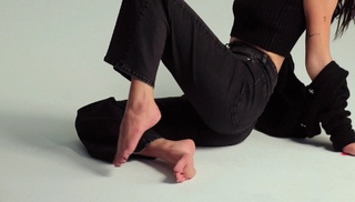 Dua Lipa feet photo thumbnail