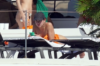 Dua Lipa feet photo thumbnail