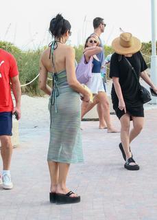 Dua Lipa feet photo thumbnail
