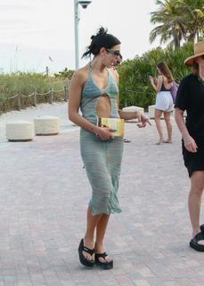 Dua Lipa feet photo thumbnail