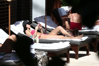 Dua Lipa feet photo thumbnail