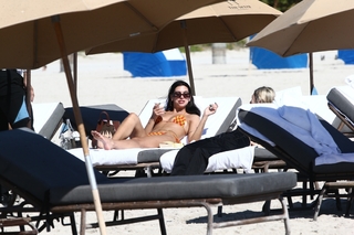 Dua Lipa feet photo thumbnail