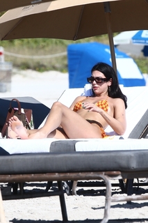 Dua Lipa feet photo thumbnail