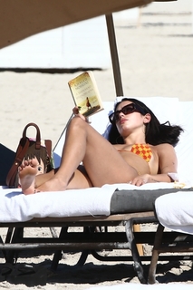 Dua Lipa feet photo thumbnail