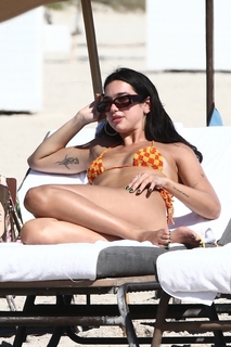 Dua Lipa feet photo thumbnail