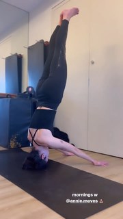 Dua Lipa feet photo thumbnail