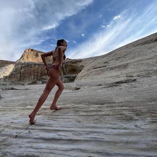 Dua Lipa feet photo thumbnail