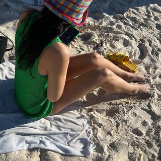 Dua Lipa feet photo thumbnail