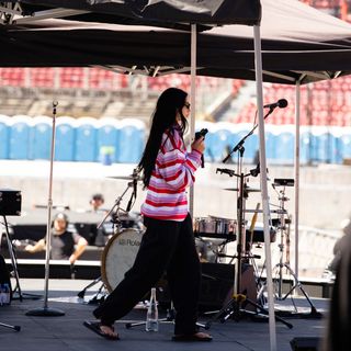 Dua Lipa feet photo thumbnail