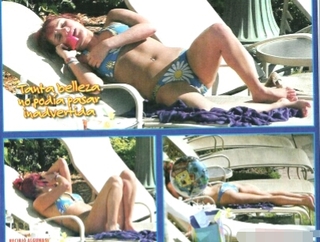 Dulce María feet photo thumbnail