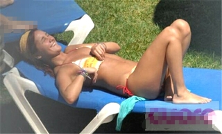 Dulce María feet photo thumbnail