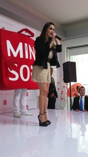 Dulce María feet photo thumbnail