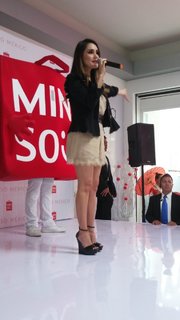 Dulce María feet photo thumbnail