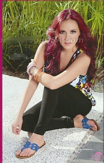 Dulce María feet photo thumbnail