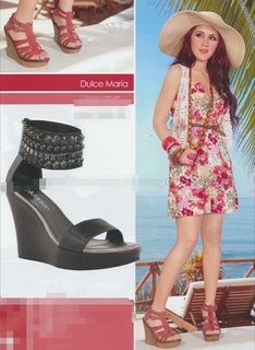 Dulce María feet photo thumbnail