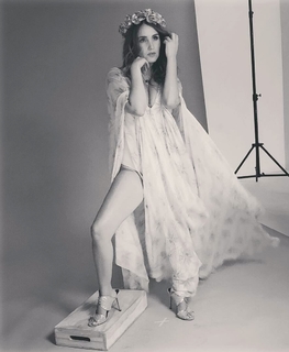 Dulce María feet photo thumbnail