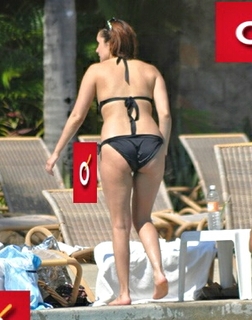 Dulce María feet photo thumbnail