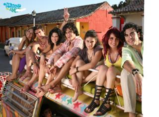 Dulce María feet photo thumbnail