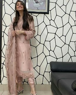 Dur-e-Fishan Saleem feet photo thumbnail