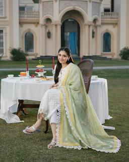 Dur-e-Fishan Saleem feet photo thumbnail