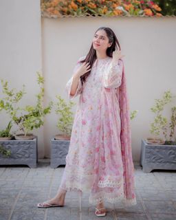 Dur-e-Fishan Saleem feet photo thumbnail