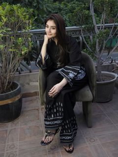 Dur-e-Fishan Saleem feet photo thumbnail