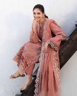 Dur-e-Fishan Saleem feet photo 4