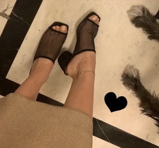 Duygu Özaslan feet photo thumbnail