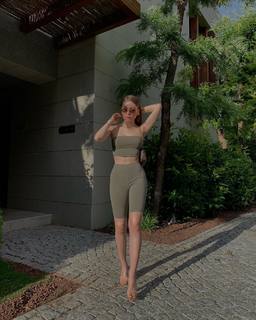 Duygu Özaslan feet photo thumbnail