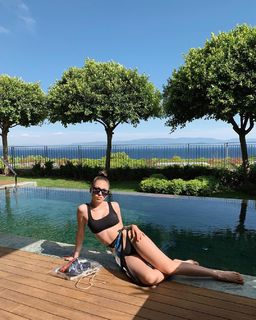 Duygu Özaslan feet photo thumbnail