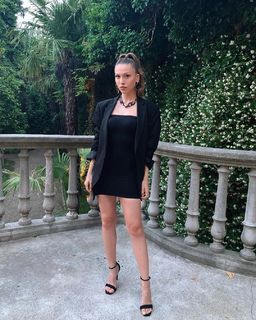 Duygu Özaslan feet photo thumbnail