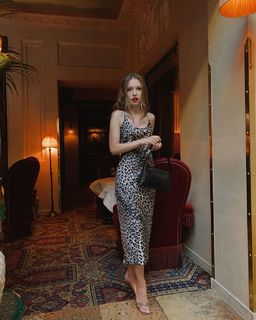 Duygu Özaslan feet photo thumbnail
