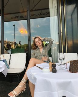 Duygu Özaslan feet photo thumbnail