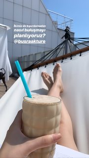 Duygu Özaslan feet photo thumbnail