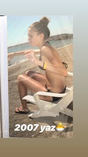 Duygu Özaslan feet photo thumbnail