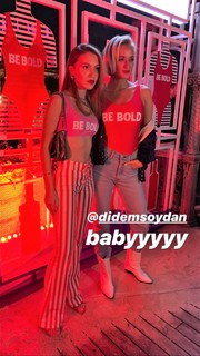Duygu Özaslan feet photo thumbnail