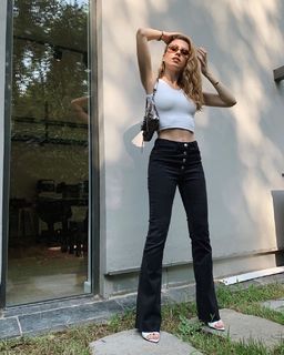 Duygu Özaslan feet photo thumbnail
