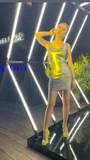 Duygu Özaslan feet photo thumbnail