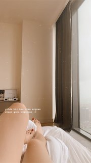 Duygu Özaslan feet photo thumbnail