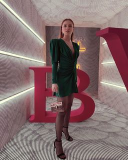 Duygu Özaslan feet photo thumbnail