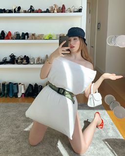 Duygu Özaslan feet photo thumbnail