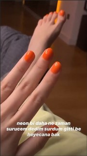 Duygu Özaslan feet photo thumbnail