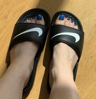 Duygu Özaslan feet photo thumbnail