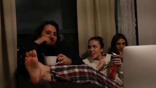 Duygu Özaslan feet photo thumbnail