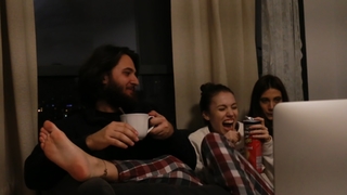 Duygu Özaslan feet photo thumbnail