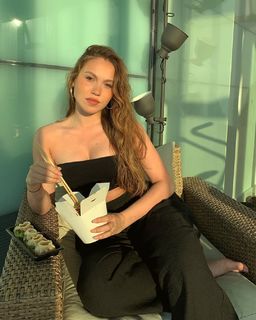 Duygu Özaslan feet photo thumbnail