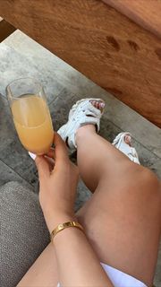 Duygu Özaslan feet photo thumbnail