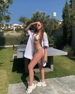 Duygu Özaslan feet photo thumbnail
